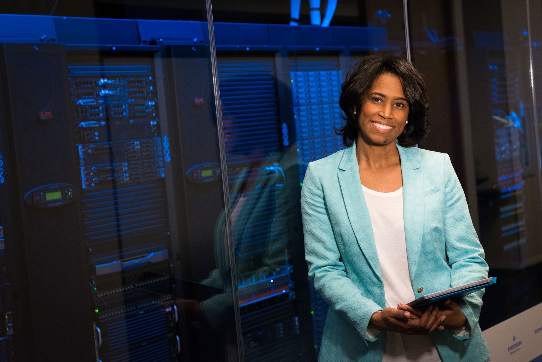 enterprise network operations center engineers data center